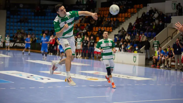 Xabier Etxeberría lanza a portería en el partido  Anaitasuna - Atlético Valladolid celebrado en Pamplona. IÑIGO ALZUGARAY