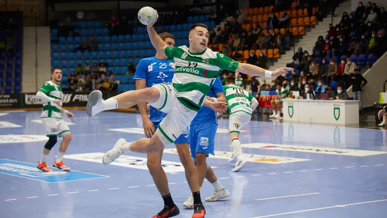 Partido de balonmano de la liga Asobal entre Helvetia Anaitasuna y Recoletas Atlético Valladolid celebrado en el pabellón Anaitasuna de Pamplona. IÑIGO ALZUGARAY