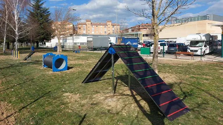 El nuevo circuito Agility para perros que ha inaugurado el Ayuntamiento de Burlada. CEDIDA