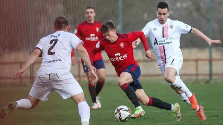 Partido de Segunda RFEF entre el Racing Rioja y Osasuna Promesas en el campo Mundial 82 de Logroño. CA Osasuna.