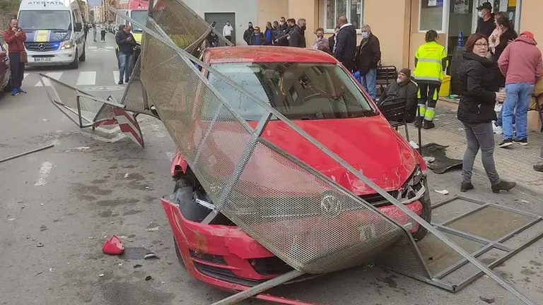 Coche impactado en la terraza de un bar en Castellón. AJUNTAMENT DE CASTELLÓ DE LA PLANA