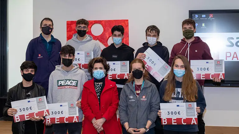 Los alumnos becados, con Ana Carmen Zuza, presidente de la APYMA y dos profesores del equipo de internacionalización del Centro: Jose Miguel Puncel y Guadalupe Carramiñana. CEDIDA