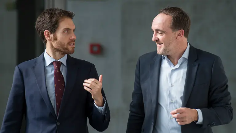Sergio Sayas junto a Javier Esparza en una imagen de archivo en el Parlamento de Navarra. PABLO LASAOSA.