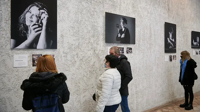 Presentación de la exposición 'Historia de la hostelería contada por 25 mujeres' con la presencia del alcalde de Pamplona, Enrique Maya; la presidenta de ANAPEH, María Ángeles Rodríguez y la directora del Servicio de Marketing Turístico del Gobierno de Navarra, Paz Fernández. PABLO LASAOSA