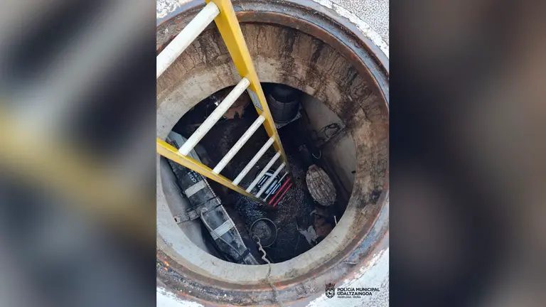 Imagen de la arqueta por la que cay&oacute; una mujer invidente.  POLIC&Iacute;A MUNICIPAL DE PAMPLONA