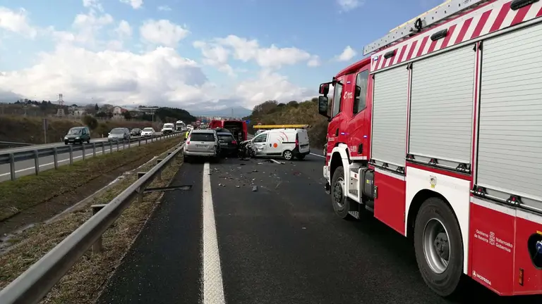 Accidente en la AP-15 a la altura de Esqu&iacute;roz. BOMBEROS DE NAVARRA
