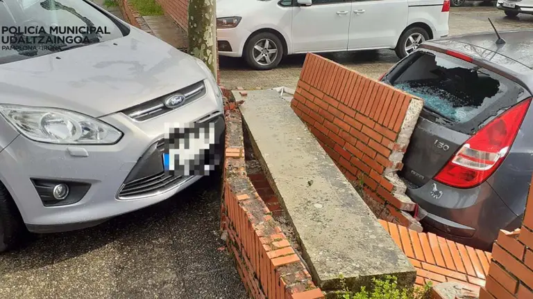 Accidente en Pamplona, donde un joven drogado derribo un muro sobre otro veh&iacute;culo POLIC&Iacute;A MUNICIPAL DE PAMPLONA