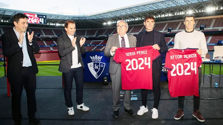 Braulio Vázquez y jagoba Arrasate aplauden a Luis Sabalza, Sergi Pérez y Bittor Alkiza. CA Osasuna