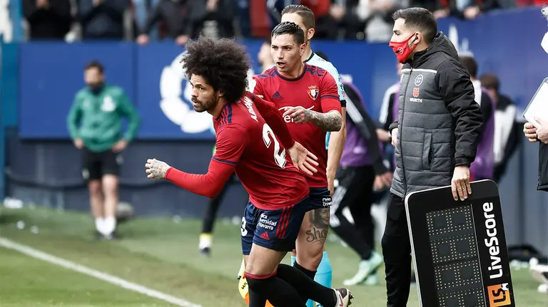 El delantero argentino del Osasuna Ezequiel Ávila (c), es sustituido por el delantero Aridane Hernández, durante el partido correspondiente a la jornada 27 de La Liga contra el Villarreal, disputado este sábado en el estadio de El Sadar en Pamplona.- EFE /Jesús Diges.