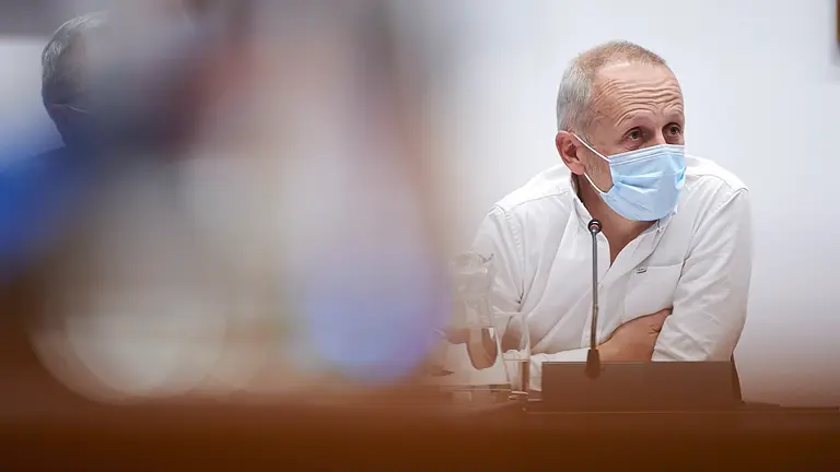 David Campión, presidente de la mancomunidad de Pamplona, en sesión de trabajo en el Parlamento de Navarra. PABLO LASAOSA