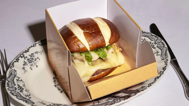 Hamburguesa de La Gran Familia Mediterránea, del delivery de Dani García.