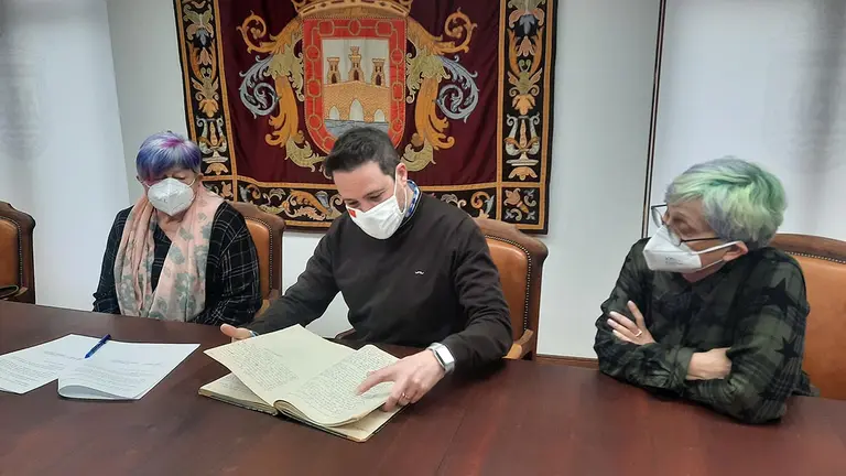 Margarita Soria Úcar, presidenta de la Cofradía del Silencio y de los dolores de Nuestra Señora de Tudela, junto con el alcalde de Tudela, Alejandro Toquero, y la archivera municipal, Beatriz Pérez. AYUNTAMIENTO DE TUDELA