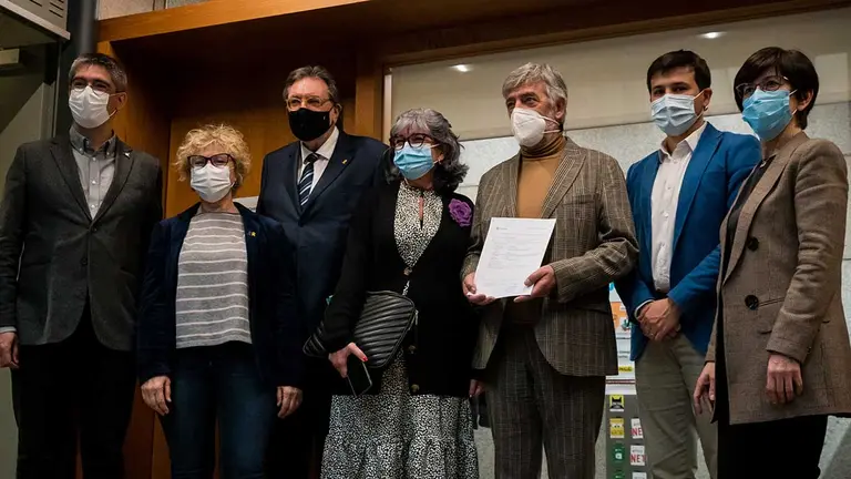 Koldo Martínez, senador autonómico por Navarra, sujeta el burofax en el que solicita al CNI la documentación sobre la muerte de Mikel Zabalza - GEROA BAI