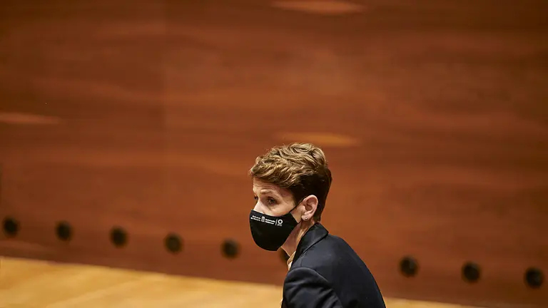 Mar&iacute;a Chivite, presidenta del Gobierno de Navarra, en el pleno del Parlamento. PABLO LASAOSA