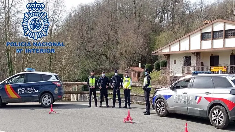 Control mixto de Policía Nacional española y francesa en la zona fronteriza de Dancharinea. POLICÍA NACIONAL