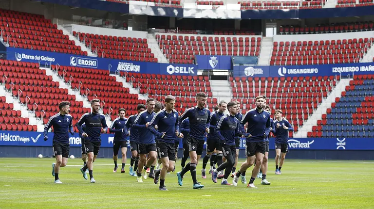 Entrenamiento de los jugadores rojillos en el estadio de El Sadar. CA Osasuna.