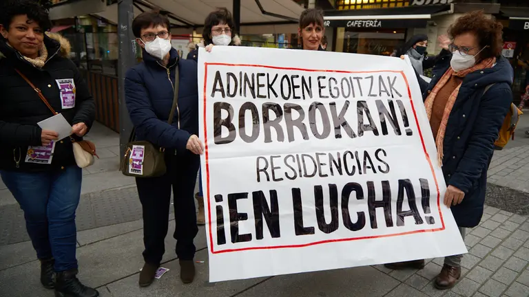 Imagen de archivo de los sindicatos ELA, UGT, CCOO y LAB se manifiestan dentro de una nueva jornada de huelga en el sector de residencias de ancianos de Navarra. IÑIGO ALZUGARAY