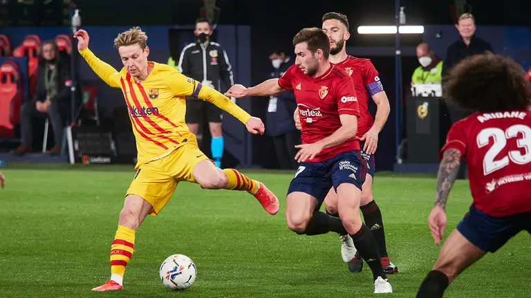 Frenkie de Jong ante Jon Moncayola en un partido Osasuna - Barcelona en Pamplona. Europa Press.