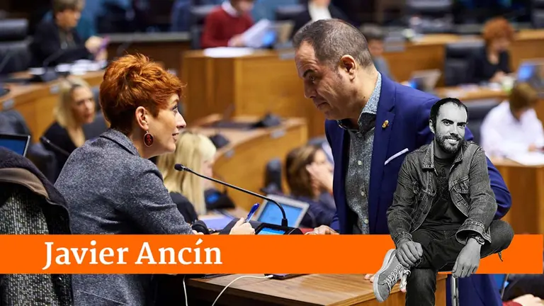 Los portavocez de Eh Bildu, Bakartxo Ruiz, y del PSN, Ramón Alzorriz, hablan durante el pleno parlamentario. MIGUEL OSÉS