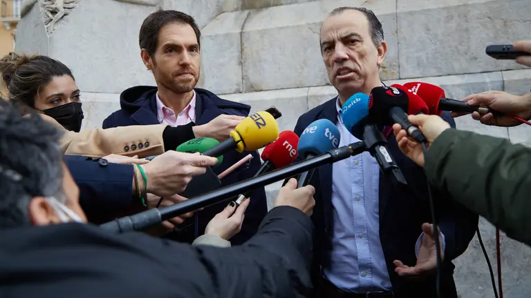 Los diputados Carlos García Adanero y Sergio Sayas ofrecen una rueda de prensa sobre una plataforma cívica tras su expulsión temporal de UPN. IÑIGO ALZUGARAY