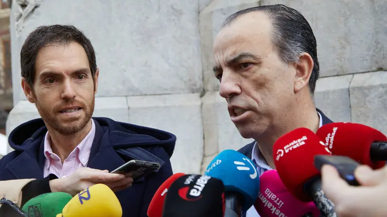 Los diputados Carlos García Adanero y Sergio Sayas ofrecen una rueda de prensa sobre una plataforma cívica tras su expulsión temporal de UPN. IÑIGO ALZUGARAY