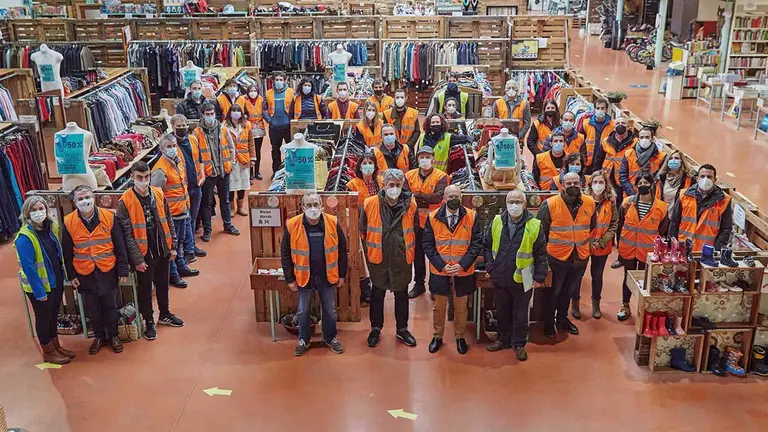 Imagen de la visita del consejero Bernardo Ciriza a la planta de Berriozar de Traperos de Emaús. GOBIERNO DE NAVARRA