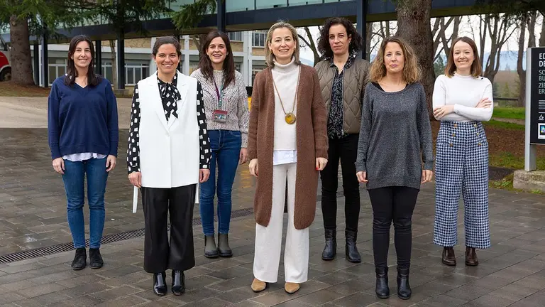 Las investigadoras Paula Fernández Sangil; Miriam Pereira Sánchez; Leire Sola Juango; Virginia La Rosa Salas; Marta Lizarbe Chocarro; Ana Choperena Armendáriz; Almudena Castillo Ocaña. También participan en este proyecto Marta Vidaurreta Fernández y Marta Domingo Oslé. UNIVERSIDAD DE NAVARRA