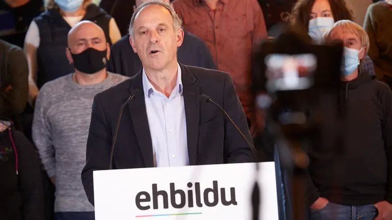 El parlamentario de EH Bildu Adolfo Araiz y el alcalde de Ansoáin y vicepresidente segundo de la FNMC, Ander Oroz, junto a 30 alcaldes de EH Bildu de Navarra, valoran el nuevo sistema de financiación municipal. IÑIGO ALZUGARAY