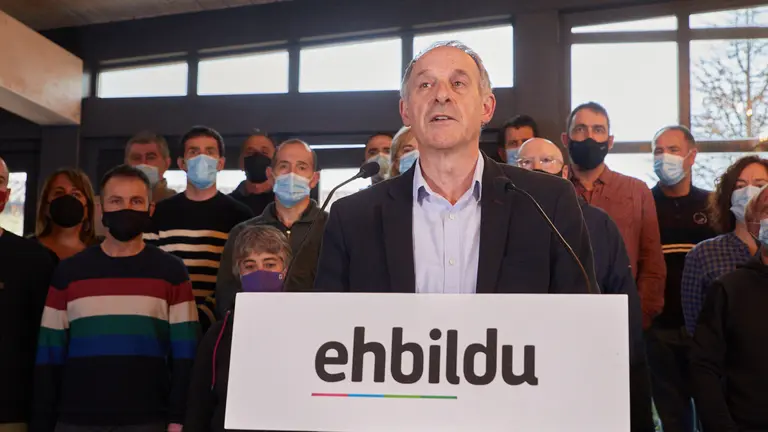 El parlamentario de EH Bildu Adolfo Araiz y el alcalde de Ansoáin y vicepresidente segundo de la FNMC, Ander Oroz, junto a 30 alcaldes de EH Bildu de Navarra, valoran el nuevo sistema de financiación municipal. IÑIGO ALZUGARAY