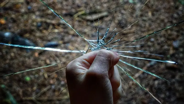 Una persona le pega un puñetazo a un cristal. ARCHIVO