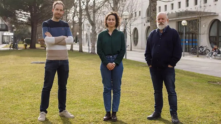 Ángel Andueza, Laura Carlosena y Joaquín Sevilla en el campus de la UPNA. CEDIDA