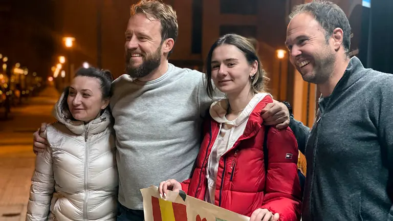 Oksana, Chapu Apaolaza, Alina y Javier Lesaca, la pasada madrugada tras llegar a Pamplona desde Ucrania. I.M.M.