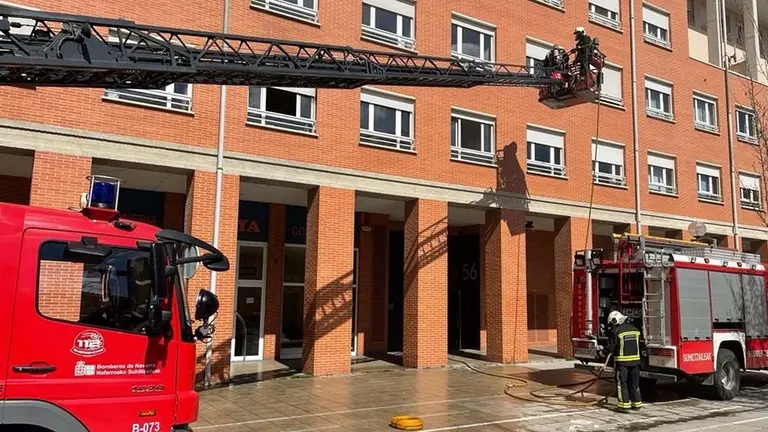 Incendio en una vivienda en el barrio de San Jorge de Pamplona. BOMBEROS DE NAVARRA