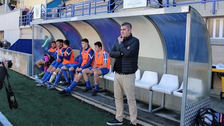 El t&eacute;cnico soriano &Aacute;lex Huerta ha debutado en el banquillo del equipo de Estella. @CD_Izarra