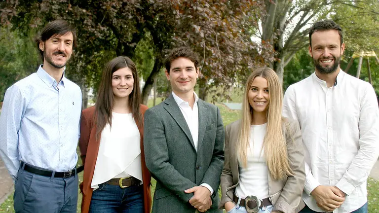 De Izda. a Dcha.: Aitor Olaso, María Platero, Juan Abascal, Ana Marcos y Ander Menaut; del equipo de Abanza. CEDIDA