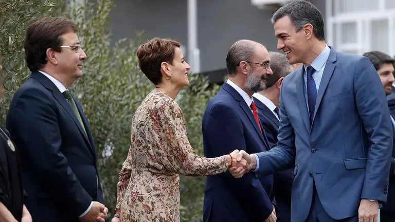 El presidente del Gobierno, Pedro Sánchez (d), saluda a la presidenta de Navarra, María Chivite (c), en prsencia del presidente de Extremadura, Guillermo Fernández Vara (i), a su llegada a la reunión de la XXVI Conferencia de Presidentes se celebra este domingo en el Museo Arqueológico Benahoarita, en la localidad de Los Llanos de Aridane (La Palma), para discutir el plan de respuesta al impacto que ocasiona la guerra de Ucrania y la acogida a los refugiados, la situación de la pandemia de la covid-19 y la cooperación en materia de emergencias de protección civil. EFE/Juan Carlos Hidalgo