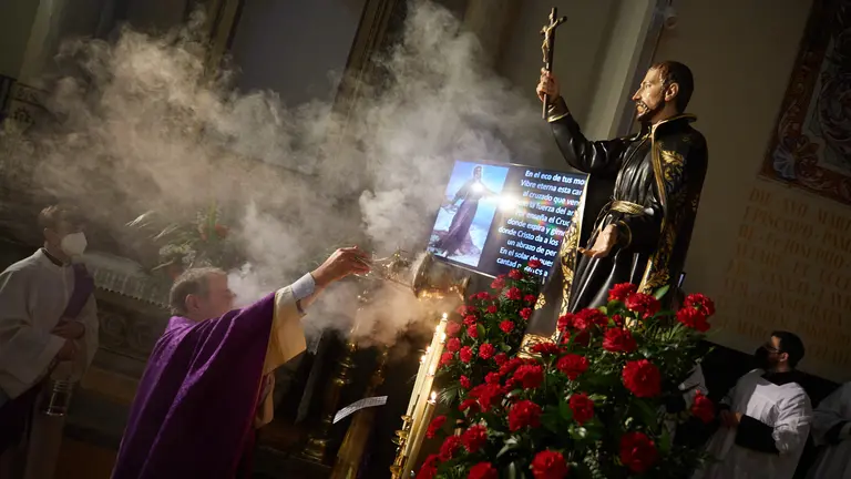 Bendición de la nueva imagen de San Francisco Javier en la parroquia de San Lorenzo de Pamplona. IÑIGO ALZUGARAY