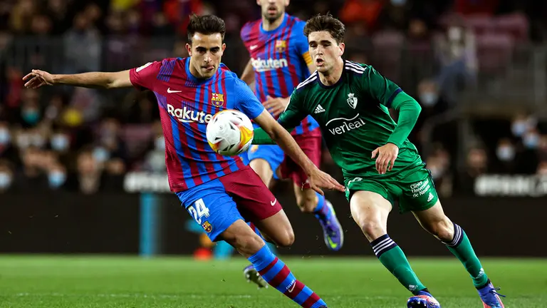 El defensa del FC Barcelona, Eric García (i), persigue el balón ante el centrocampista de Osasuna, Lucas Torró, durante el encuentro correspondiente a la jornada 28 de primera división disputado hoy Domingo en el estadio Camp Nou de Barcelona. EFE / Quique García.