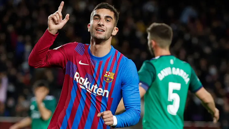 El delantero del FC Barcelona, Ferrán Torres, celebra uno de los goles conseguido por el jugador blaugrana durante el encuentro correspondiente a la jornada 28 de primera división que disputan hoy Domingo frente a Osasuna en el estadio Camp Nou de Barcelona. EFE / Toni Albir.