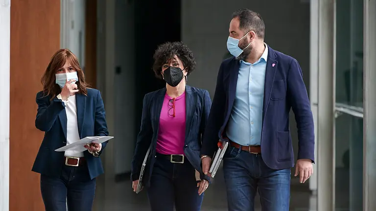 Uxue Barkos, de Geroa bai e Inma Jurio y Ramón Alzórriz, del PSN en su llegada a la Mesa y Junta de Portavoces del Parlamento. PABLO LASAOSA