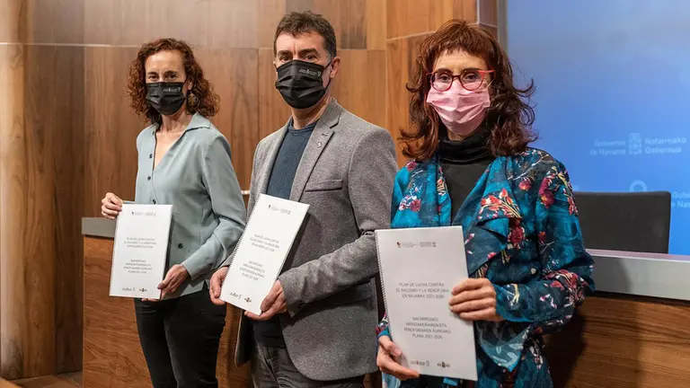 Patricia Ruiz de Irizar, Eduardo Santos y Laura Oso en la presentación del Plan de Lucha Contra el Racismo. GOBIERNO DE NAVARRA