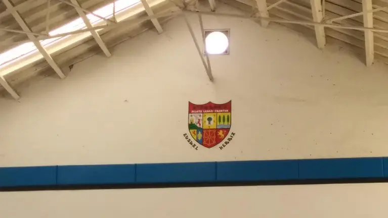 Escudo de Euskal Herria en el frontón de Villava UPN