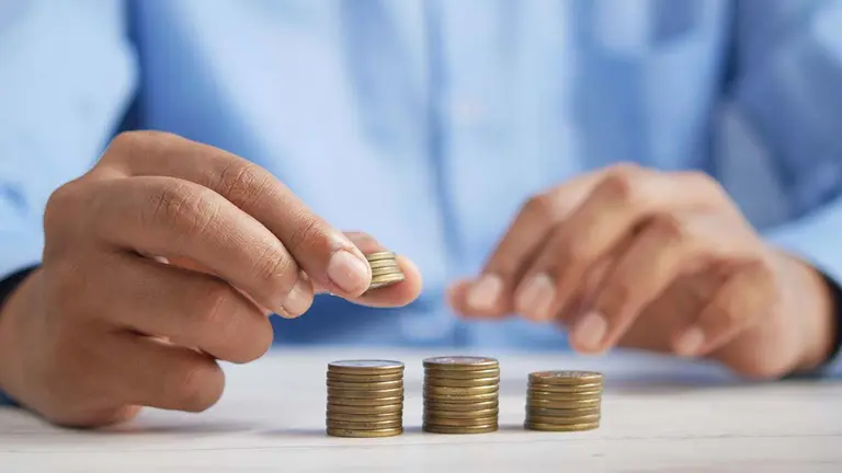 Una persona cuenta su dinero. ARCHIVO