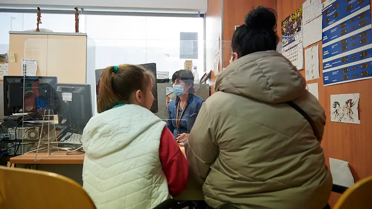 El delegado del Gobierno en Navarra, José Luis Arasti junto al jefe superior de Policía de Navarra, José María Borja, visitan la Oficina de Asilo y Refugio que tramita la protección temporal a las personas desplazadas desde Ucrania. PABLO LASAOSA