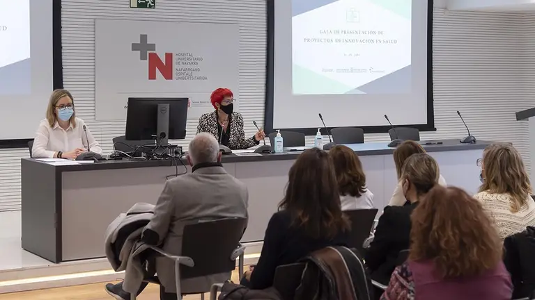 Beatriz Pérez Urbina, responsable de la Unidad de Innovación de Navarrabiomed, y la consejera de Salud, Santos Induráin, en la inauguración de la Gala de presentación de proyectos de innovación. GOBIERNO DE NAVARRA