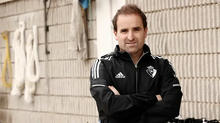El entrenador de Osasuna, Jagoba Arrasate, "contento y agradecido" a todos los que han confiado en él, asegura no haber tenido “ninguna duda” sobre su continuidad en el club tras oficializarse la prolongación de su contrato hasta el año 2024. Así lo reconoce en una entrevista con Efe en la que apunta, no obstante, que este tema ya “queda atrás”, y que lo más reciente es la dura derrota en el Camp Nou que “tanto nos dolió”. EFE/Jesús Diges