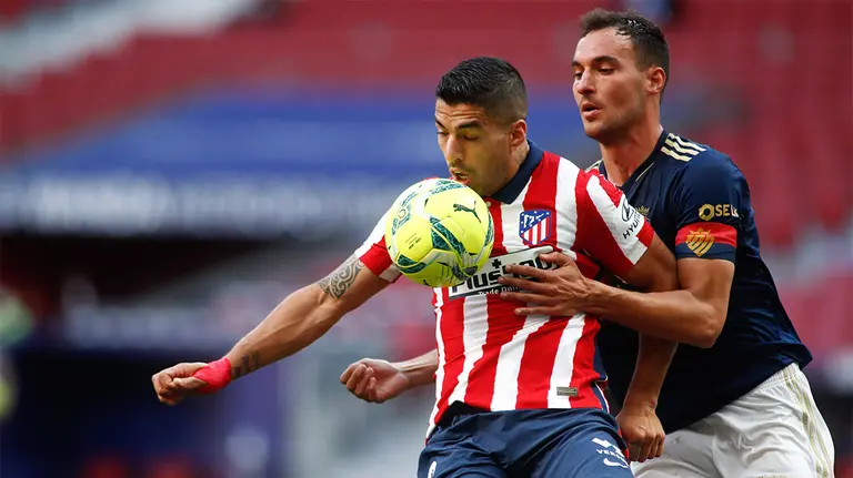 El defensa de Osasuna Unai García en pugna con Luis Suárez. Oscar J. Barroso / AFP7 / Europa Press.