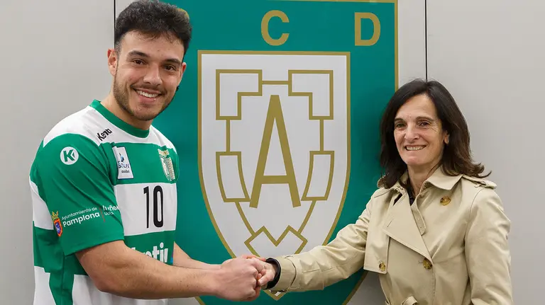 Apretón de manos entre Ander Torriko y Mertxe López, presidenta del Anaitasuna. Cedida.