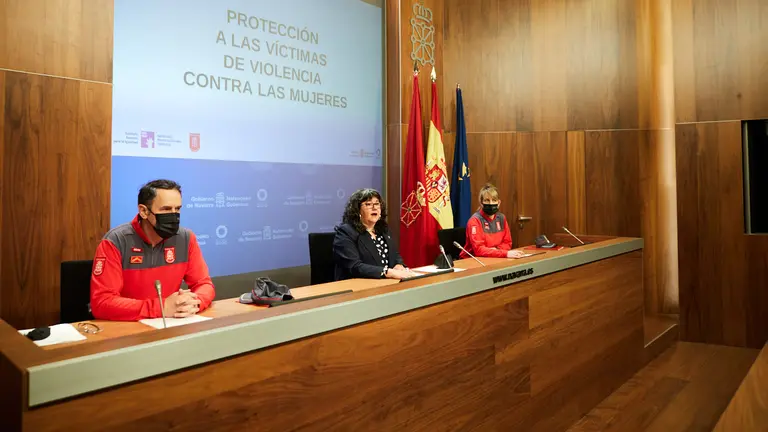 La directora gerente del INAI, Eva Istúriz, junto al jefe de área de investigación criminal de Policía Foral, Eduardo Sainz de Murieta, y la inspectora de la Brigada Asistencial de Policía Foral, Cristina Eseverri, informan del trabajo conjunto que ambas entidades realizan en atención, asistencia y protección de las víctimas de violencia contra las mujeres. IÑIGO ALZUGARAY