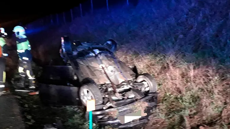 Uno de los coches implicados en el grave accidente en la A-10 con una persona fallecida. POLICÍA FORAL